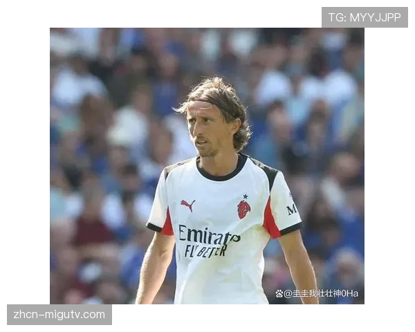 特写：39岁的莫德里奇在比赛最后时刻仍在指挥防线，其传球成功率保持在92%